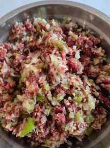 羊肉芹菜饺子馅的做法_芹菜羊肉饺子馅，肥瘦相间鲜嫩多汁