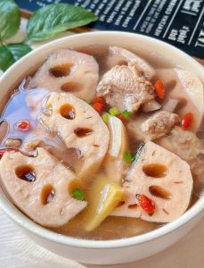 排骨藕汤的正确做法_家常暖胃，排骨软烂藕粉糯