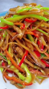 炒菜太咸怎样快速变淡_炒菜太咸？加汤糖醋救急，土豆豆腐吸盐！