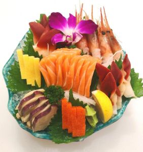 日料的刺身肉是生的吗_生鱼片就是刺身，生吃鱼鲜，日本料理代表