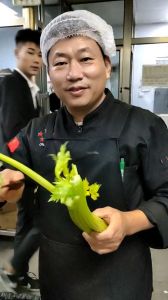 芹菜怎么切成菱形图解_芹菜切菱形做法详解，美味凉拌炒食技巧