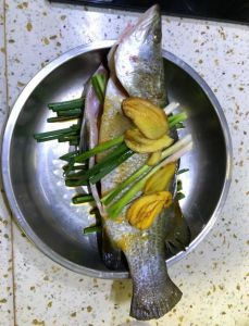 清蒸鱼的热油怎么煮_热油葱姜先，豉油后淋香