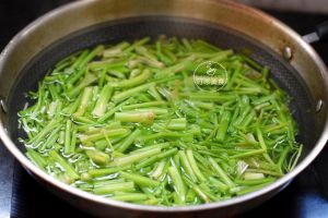 芹菜用焯水再炒吗_芹菜焯水快炒更脆嫩，做法简单易学