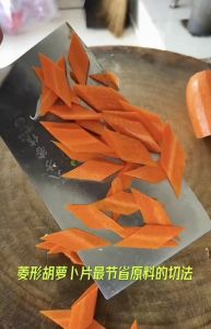 切菜切菱形怎么切_切菱形片小窍门，菜样好看口感好！