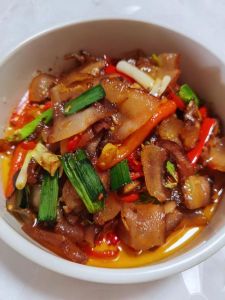 腊猪头肉太硬怎么做_温水泡软蒸，火烧或酒喷，姜片葱去腥增香，大火炒鲜嫩