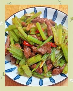 芹菜炒肉需要焯水吗_芹菜炒肉不焯水，脆嫩营养这样做