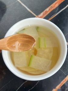 冬瓜煲汤要去皮吗_冬瓜煲汤带皮营养好，清洗要到位，肠胃弱者去皮