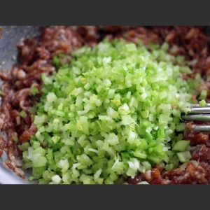 芹菜做饺子馅需要焯水吗_芹菜包饺子要不要焯水？口感营养看喜好