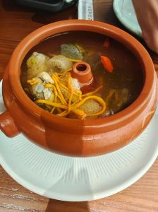 做汽锅鸡前用不用焯水_土鸡清炖，原汁原味鲜