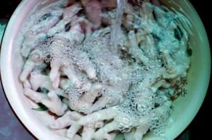 煮了5分钟鸡爪为什么破皮了_炸鸡爪油温七成，温水煮爪防破裂，冰水泡爪更Q弹