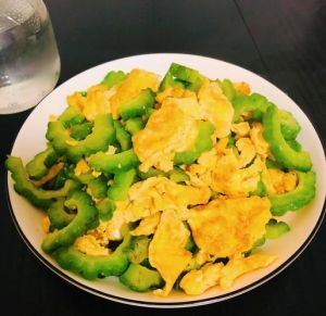 苦瓜炒蛋要不要焯水？苦味营养怎么选？