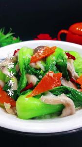 青菜炒蘑菇要焯水吗_青菜蘑菇焯水技巧，炒出鲜脆美味