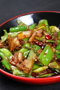 辣椒炒肉的辣椒切成什么形状_刀工火候关键，嫩滑香辣秘诀