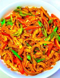 牛肚炒什么_香辣牛肚配香菜青椒，腌十分钟，加芹菜木耳更佳