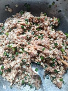 莲藕做饺子馅莲藕用开水焯吗_蒸藕馅脆甜，芹菜馅香鲜，做法分享