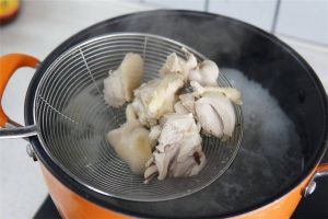 肉类怎么焯水_冷水下锅焯水肉，去腥更鲜嫩