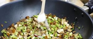 炒菜太咸了有什么办法解决_炒菜太咸？加水和牛奶解救