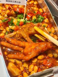 鸡爪配什么菜一起烧_红烧土豆鸡爪香辣小米辣鸡爪黄豆炖鸡爪韩式鸡爪蒜香鸡爪，鸡爪多样美味搭配