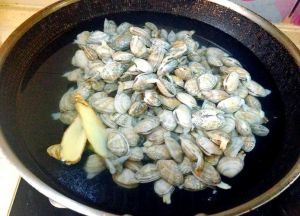 在家怎样使花甲吐沙_香油盐水促吐沙