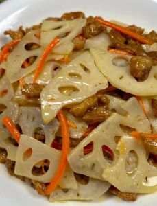 莲藕烧肉莲藕要不要焯水_炒肉爽脆吸香，炖排骨原味浓醇