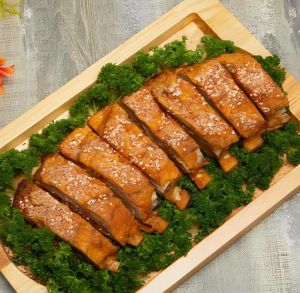 卤羊排的家常做法_冷水焯水去膻，香料慢炖入味