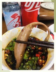 腊鸭喉的制作过程_选对老鸭，耐心腌制晾晒，清蒸风味独特