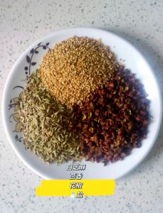 芝麻盐家常做法_热锅少油炒芝麻，加盐研磨做芝麻盐