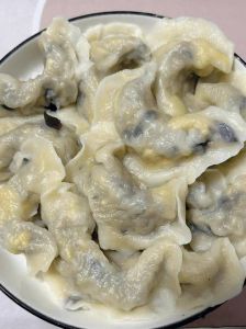 包菜饺子馅的家常做法_和面烫菜拌馅塑形小技巧，营养美味做法简单