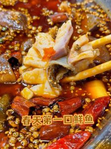 涮鱼锅的家常做法_新鲜鱼锅，香辣可口，全家共享！