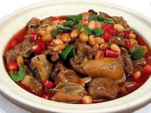 东北烀狗肉的做法全过程_肥瘦相间，酱香浓郁，配蘸碟更香！