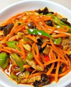 魚香肉絲的做法_选里脊冷冻切丝，腌好滑炒，加鱼香汁快炒即成
