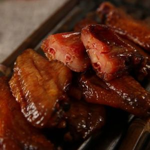 腊翅的做法大全家常_泡水白酒腌鸡翅，酱油盐焗奥尔良，多口味风干冷藏！