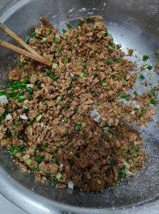 笋干肉馅包子的做法_黑笋干肉包子，香软可口易上手