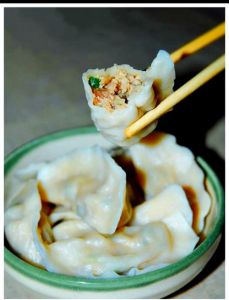 藕肉饺子馅的做法_脆甜莲藕猪肉饺，家常美味易学会！