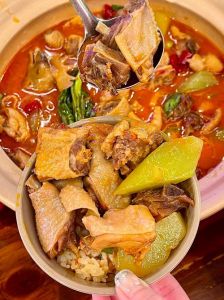 腊鸡子火锅的做法大全_腊鸡清洗浸泡去咸去油，炒制火候锁香味，葱姜蒜焖煮加配菜，火锅享用