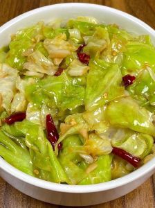 干白菜的家常做法_东北干白菜炖五花肉，香浓美味！