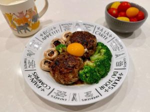 猪肉汉堡的家常做法_快速营养汉堡早餐，冷藏泡面法超简单
