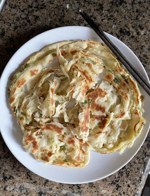 山姆葱油饼做法:面团发酵葱炸香,盐腌韭菜鸡蛋馅,酥脆可口易上手 山姆葱油饼做法:面团发酵葱炸香,盐腌韭菜鸡蛋馅,酥脆可口易上手