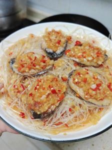 鮑魚粉絲做法_蒸鮑魚配粉丝蒜蓉，香辣提味