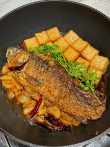 湖北红烧鱼的做法_湖北武昌鱼红烧做法，鲜嫩入味