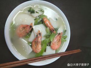 米粿汤的家常做法_高温食欲差？来碗清爽肉片米粿汤！