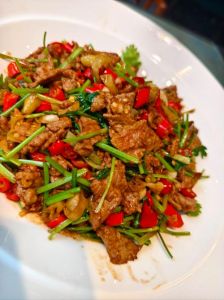 江西炒熏牛肉的做法_腌透炒熏加调料，麻辣香脆风味足