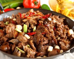 花江干锅狗肉做法_精选香料煨炖香辣味
