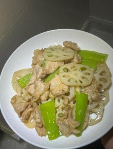 肉炒藕片的家常做法_肉炒脆藕，爽脆美味！