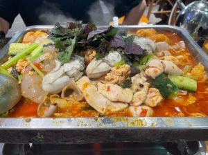 鱼杂火锅的做法_湖南鱼杂火锅，红菜苔添鲜香，味蕾清新体验