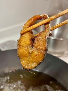 自制熏鲅鱼的家常做法_鲅鱼块香炸入味，下饭绝配