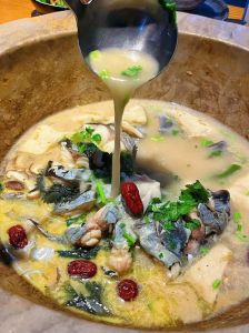 湖北清江鱼火锅做法_酱焖清江鱼，湖北风味，解冻腌制慢炖香