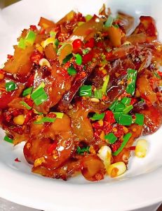 腊猪脸肉的做法大全_腊味做法多，煮炖炒香辣，南方佳肴成全国美食