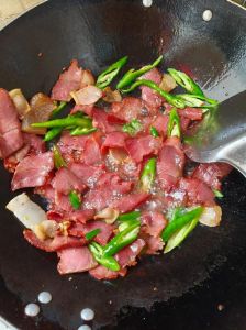 固始腊肉的做法大全_腌香风干熏，炒蒸皆美味！