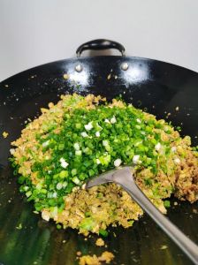 酸菜素包子馅的做法_自制酸菜素包子，解腻开胃，做法简单！